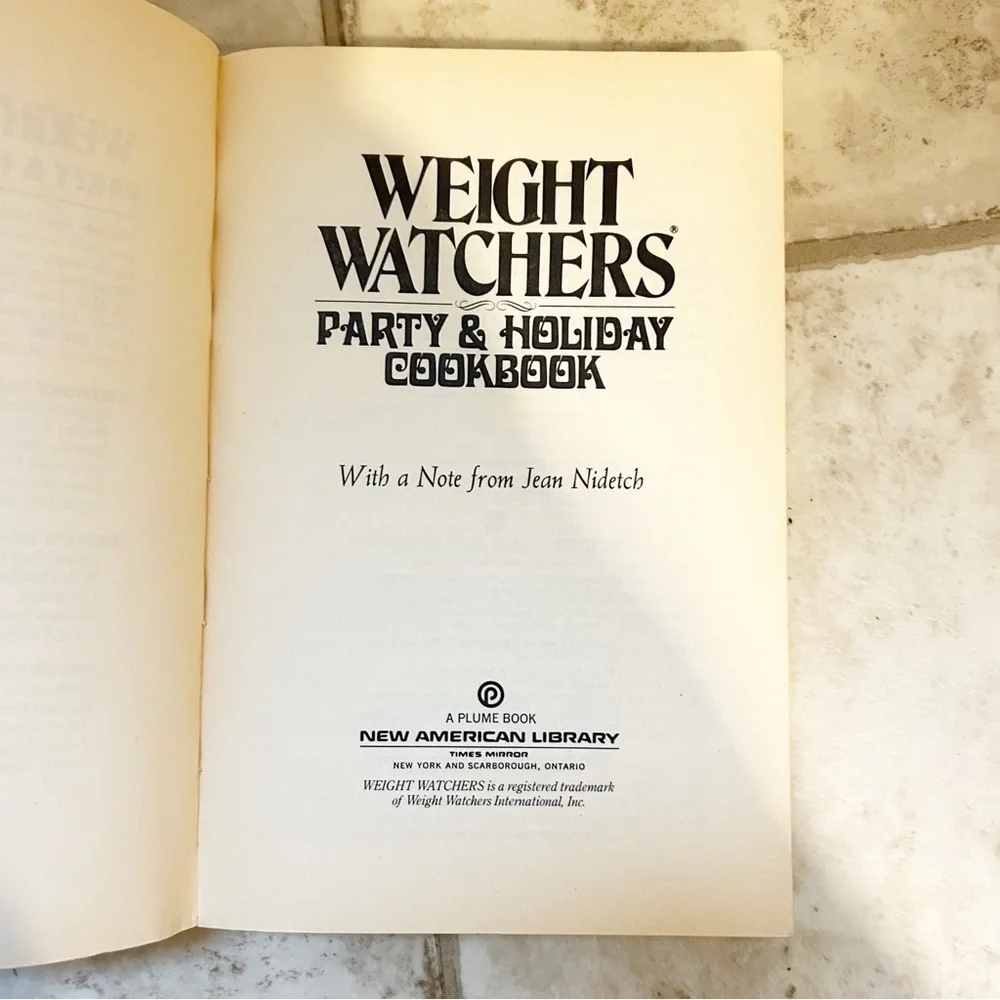‘82 Weight Watchers Party & Holiday Cookbook Over 490 Recipes For Ever Season - Picture 3 of 8